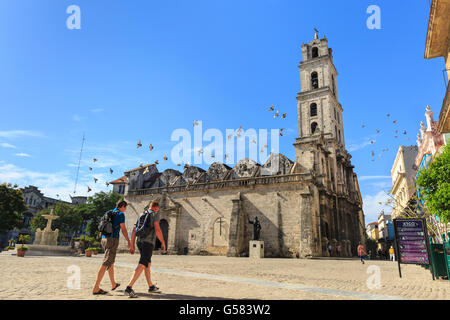 Basilica Menor de San Francisco de Asis et la Plaza à La Habana Vieja, La Vieille Havane, Cuba Banque D'Images