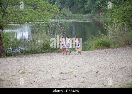 Les coureuses de l'équipe de triathlon de Mimizam concurrentes en France Banque D'Images