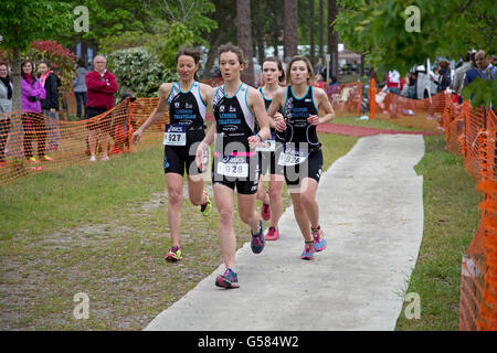 Équipe de quatre coureurs femmes concurrentes dans le Triathlon de Mimizam France Banque D'Images