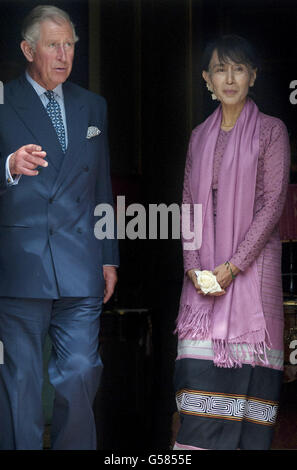 Aung San Suu Kyi, militante birmane pour la démocratie, rencontre le prince de Galles à Clarence House, à Londres, dans le cadre de sa visite de quatre jours au Royaume-Uni. Banque D'Images