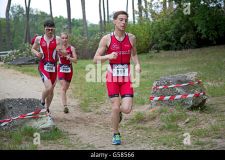 Équipe de coureurs en compétition de Triathlon de Mimizam France Banque D'Images