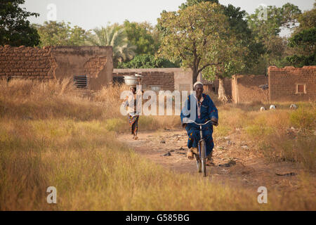 Ministère de Bobo Dioulasso, Burkina Faso village scène. Banque D'Images