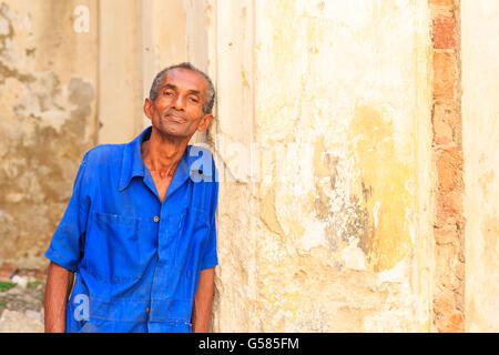 Cuban man leaning against wall d'un vieux bâtiment, La Habana Vieja, La Vieille Havane, Cuba Banque D'Images