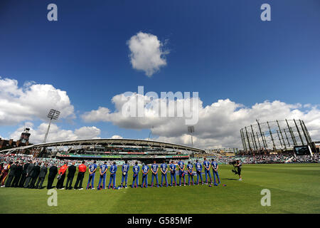 Cricket - deuxième international NatWest One Day - Angleterre / Antilles - le Kia Oval.Les joueurs d'Angleterre observent un silence de quelques minutes à la mémoire de Tom Maynard. Banque D'Images