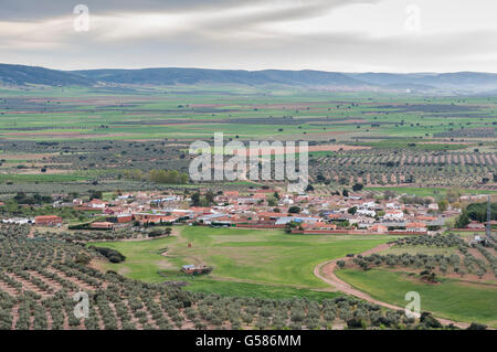 Petit hameau dans un paysage agricole dans La Mancha, province de Ciudad Real, Espagne. Banque D'Images