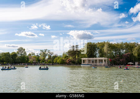 Les touristes dans l'étang de canotage au parc El Retiro, Madrid, Espagne, le 19 avril, 2015 Banque D'Images