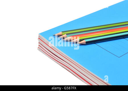 Bloc-notes et crayons isolé sur fond blanc Banque D'Images