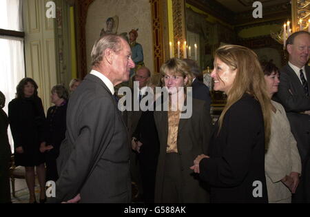 Le duc d'Édimbourg, le patron et le douzième Man of the Lord's Taverners parlant après avoir présenté le trophée Lord's Taverners au capitaine Mark Butcher du Surrey Club au Palais de Buckingham à Londres. 10 octobre 2000. Banque D'Images