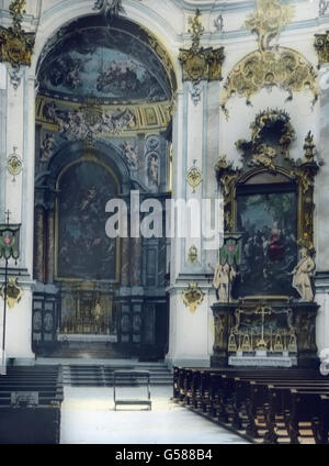 Die große Kuppel im Innern der Kirche des Kloster Ettal Mariä Himmelfahrt zeigt die ein, prachtvolles Fresko aus der von Meisterhand Martin Knoller. Schön sind auch die einzelnen Altäre mit ihren reichen Vergoldungen und die vite überreichen Stuckarbeiten. L'Europe, l'Allemagne, la Bavière, la passion d'Oberammergau, années 10, 20, 20e siècle, archive, Carl Simon, histoire, historique, performance, théâtre, église, intérieur, Minster, autel, de l'architecture Banque D'Images