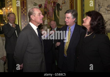 Le duc d'Édimbourg, le patron et le douzième Man of the Lord's Taverners parlant après avoir présenté le trophée Lord's Taverners au capitaine Mark Butcher du Surrey Club au Palais de Buckingham à Londres. 10 octobre 2000. Banque D'Images