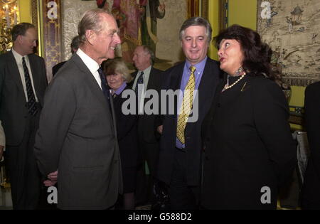 Le duc d'Édimbourg, le patron et le douzième Man of the Lord's Taverners parlant après avoir présenté le trophée Lord's Taverners au capitaine Mark Butcher du Surrey Club au Palais de Buckingham à Londres. 10 octobre 2000. Banque D'Images