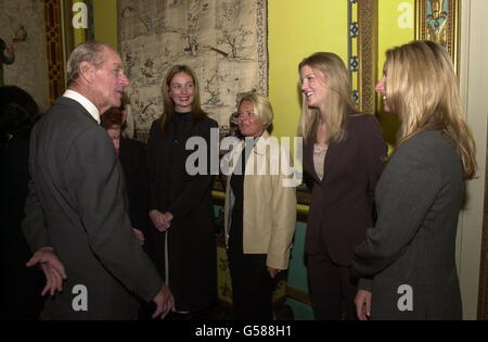 Le duc d'Édimbourg, le patron et le douzième Man of the Lord's Taverners parlant après avoir présenté le trophée Lord's Taverners au capitaine Mark Butcher du Surrey Club au Palais de Buckingham à Londres. 10 octobre 2000. Banque D'Images