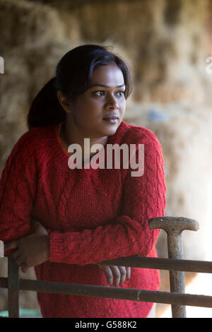 Femme ayant une pause rapide de mucking un stable Banque D'Images