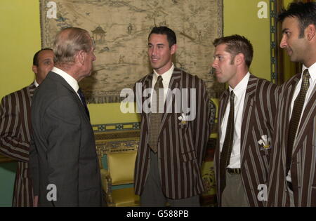 Le duc d'Édimbourg, le patron et le douzième Man of the Lord's Taverners parlant après avoir présenté le trophée Lord's Taverners au capitaine Mark Butcher du Surrey Club au Palais de Buckingham à Londres. 10 octobre 2000. Banque D'Images