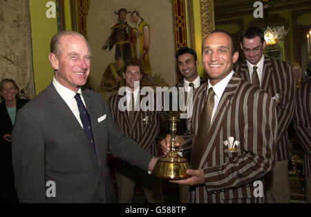 Le duc d'Édimbourg (à gauche), patron et douzième homme, présente le trophée des Taverneurs du Seigneur au capitaine Mark Butcher du club de cricket du comté de Surrey, à Buckingham Palace, à Londres. 10 octobre 2000 Banque D'Images