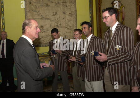 Le duc d'Édimbourg, le patron et le douzième Man of the Lord's Taverners parlant après avoir présenté le trophée Lord's Taverners au capitaine Mark Butcher du Surrey Club au Palais de Buckingham à Londres. 10 octobre 2000. Banque D'Images