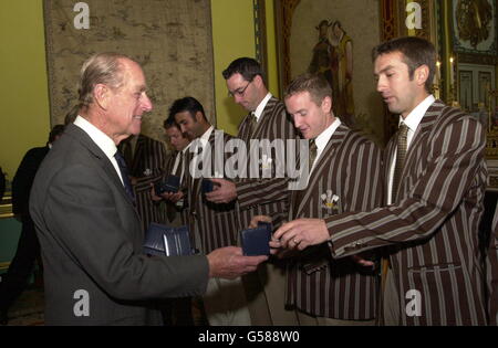 Le duc d'Édimbourg, le patron et le douzième Man of the Lord's Taverners parlant après avoir présenté le trophée Lord's Taverners au capitaine Mark Butcher du Surrey Club au Palais de Buckingham à Londres. 10 octobre 2000. Banque D'Images