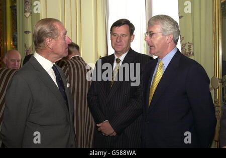 Le duc d'Édimbourg, le patron et le douzième Man of the Lord's Taverners discutant avec John Major après avoir présenté le trophée Lord's Taverner au capitaine Mark Butcher du Surrey Club, au Palais de Buckingham à Londres. 10 octobre 2000. Banque D'Images