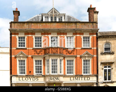 Façade en briques rouges à l'extérieur de la Lloyds Bank Limited, Devizes, Wiltshire, England, UK Banque D'Images