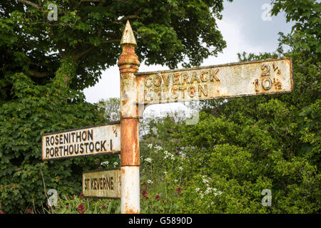 Ancien panneau routier rural distances et les directions, St Keverne, Péninsule du Lézard, Cornwall, England, UK Banque D'Images