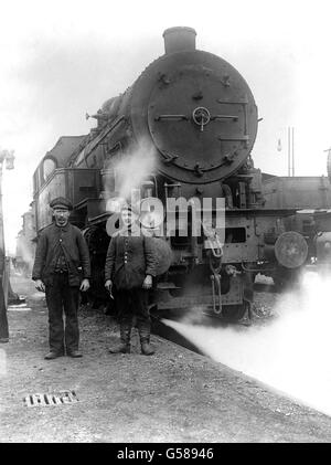 1919: Les cheminots allemands se tenant à côté d'un des moteurs à vapeur se sont rendus par les Allemands aux alliés conformément aux termes de l'Armistice de novembre 1918 qui a mis fin à la première Guerre mondiale. Banque D'Images