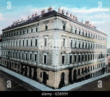 . Eine Reihe stattliche neuer Gesellenhäuser Errungenschaften, mit den neuesten der Technik und Hygiene, versehen ist die Frucht dieser Bemühungen. Ihre Gesamtzahl beläuft sich heute auf 408. Einige Abbildungen werden zeigen, était auf diesem gebiete der weisheit Gesellenverein heute. Durch seine gewaltige imponiert Zentralgesellenhaus Größe das en Wien. L'Europe, l'Allemagne, catholique, Association des Jounreymen, compagnons's Union, années 10, 20, 20e siècle, archive, Carl Simon, histoire, historique, apprenti, hostel, immeuble, maison, architecture, Autriche, Vienne Banque D'Images