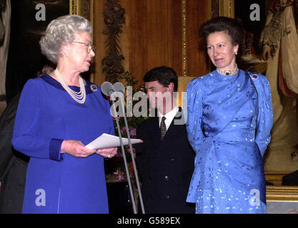 La Reine s'adresse à une fête au château de Windsor, qui a eu lieu en l'honneur du 50e anniversaire de la princesse royale, à laquelle assistent des invités d'organismes de bienfaisance et d'organismes dont la princesse est le patron. Banque D'Images