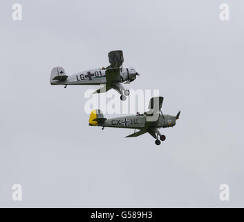 Les 'anciens' Tronçonneurs display team battant bi-vintage des avions à Cosford RAF Air Show Banque D'Images