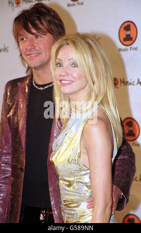 L'actrice américaine Heather Locklear arrive aux My VH1 Awards 2000, au Shrine Auditorium de Los Angeles. Banque D'Images