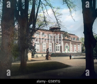 Südlich Düsseldorf, durch Eingemeindung nun zu dieser Stadt gehörend, liegt in einem herrlichen, sich bis an den Rhein erstreckenden Park Das Schloss Benrath. Der Ort ist ein sonst nüchterner Fabrikplatz. Aber bei diesem vom Park, un spiegelnden umgebenen einem Weiher gelagerten Schlößchen werden alle lícito Märchen. Es war ein der Lustschloß bergiscgen Kurfürsten, deren Residenz Düsseldorf la guerre. Graf, tüchtiger Goltstein eifriger Statthalter und hat es von Nikolo de Pigaga im 18. Jahrhundert erbauen lassen. L'Europe, l'Allemagne, Rhin, Rhineland, voyage, années 10, 20, 20e siècle, archive, Carl Simon Banque D'Images