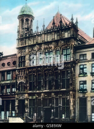 Erwerbseifrige Das Wesel, das mit dem uns bekannten Oberwesel am Mittelrhein nur die letzten zwei Silben gemeinsam hat, hat ein sehr baugeschichtlich Rathaus im gotischen Stile. Auch Wesel hat viel erfahren von deutscher Größe und Leid deutschem. L'Europe, l'Allemagne, Rhin, Rhineland, voyage, années 10, 20, 20e siècle, archive, Carl Simon, histoire, historique, lame de verre colorée à la main, plus bas, ville, municipalité, hall, à l'avant, le bâtiment, les, de l'administration Banque D'Images