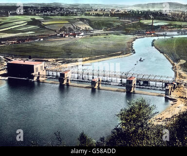 Zur Regulierung des Wasserstandes, zur Abwendung von Überschwemmungen und zur Ausnutzung des Wasserkraft hat man unterhalb der Hohensyburg die Ruhr aufgestaut. Wir sehen hier das mit dem Stauwerk Turbinenkraftwerk, das weite Strecken mit Strom versorgt. L'Europe, l'Allemagne, Sauerland, salon, clime, district, paysage, voyage, années 10, 20, 20e siècle, archive, Carl Simon, histoire, historique, coloriés à la main lame en verre, rive, Ruhr, barrage, l'eau, rive, Hills Banque D'Images