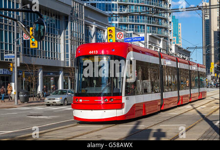 Un tramway à Toronto fait son chemin le long de Lower Simco dans le centre-ville de Toronto, Canada, Banque D'Images