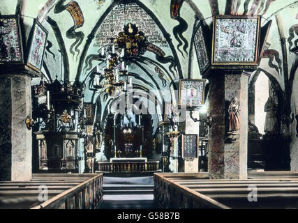 Das Innere der auf der Insel Wisingö Brahekirche in Schweden. L'Europe, Suède, Suède, Scandinavie, voyage, Brahe église, Wisingö Island, années 10, 20, 20e siècle, archive, Carl Simon, histoire, historique, lame de verre colorée à la main, de l'église, l'architecture, de l'intérieur, la religion Banque D'Images