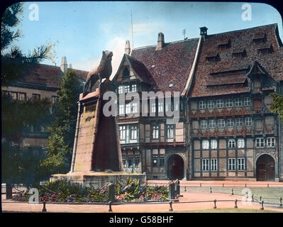 Was Nürnberg für den Süden, ist Braunschweig für den Norden, die Stadt des deutschen Mittelalters, die Stadt Heinrichs des Löwen. Ein ehemals vergoldenter Bronzelöwe ist auch das Wahrzeichen der Stadt. Der von Bührung und Ausführung von Rechten, 1166 und Ausführung von Rechten. Allemagne, 1910, 1920, 20e siècle, archive, Carl Simon, voyage, histoire, historique, collection exquisit, Brunswick, ville, monument, lion, bâtiment, statue, vieille ville Banque D'Images