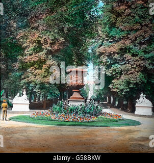 Gärten dans Sansscouci bei Berlin à Potsdam. L'Allemagne, la Prusse, la monarchie, le roi, image, noblesse, années 1900, 20e siècle, archive, Carl Simon, histoire, historique, coloriés à la main lame en verre, Allemand, prussien, jardin, parc, Arbre, fleur Banque D'Images