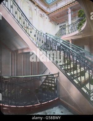 Treppenaufgänge Luxuriöse als Verbindung zwischen den Decks An Bord der RMS Titanic. Le voyage inaugural du Titanic Titanic - 1912 - catastrophe à bord du Titanic - escalier de luxe - Carl Simon, lame de verre colorée à la main - histoire, historique Banque D'Images