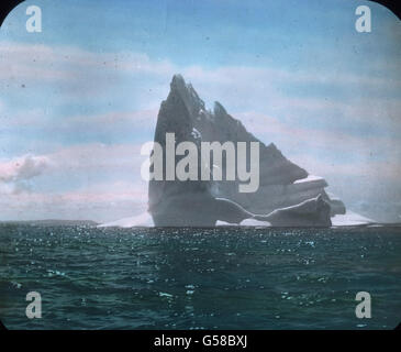 Eisberg voraus ! Im Nordatlantik droht der RMS Titanic die Kollision mit dem Eisberg. Le premier voyage du Titanic 1912, le désastre du Titanic - Iceberg, Atlantique Nord - Carl Simon, toboggan en verre de couleur main - histoire, historique Banque D'Images