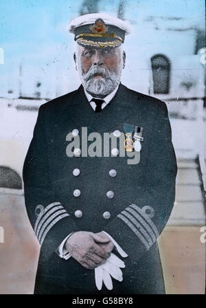 Edward John Smith (1850-1912) der Kapitän der RMS Titanic en uniforme auf seinem Schiff. Er war vorher auf der Kapitän Olympique RMS. Le voyage inaugural du Titanic Titanic 1912 - catastrophe - Le Capitaine Edward John Smith - Carl Simon, lame de verre colorée à la main - histoire, historique Banque D'Images