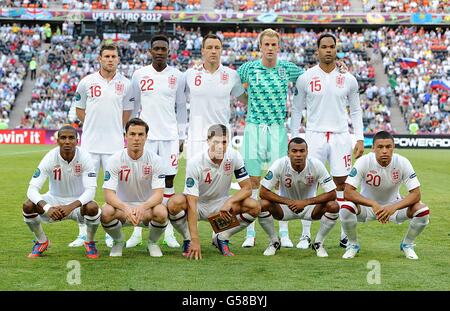 Groupe de l'équipe d'Angleterre (rangée arrière, de gauche à droite) James Milner, Danny Welbeck, John Terry, gardien de but Joe Hart et Joleon Lescott (rangée avant, de gauche à droite) Ashley Young, Scott Parker, Steven Gerrard, Ashley Cole et Alex Oxlade-Chamberlain Banque D'Images