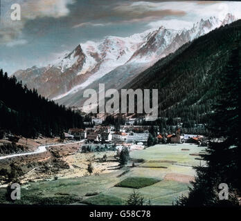 Vom Col de Balme, la steigen wir nun dans das Tal und hinab l sumpfigen erreichen auf Pfade kurz vor Argentiere die Straße, welche von auf der tête noire sa den Sattel des Col des Montets herabkommt Gasthöfen und an den großen des Dorfes. vrobeiführt Der Ort selbst liegt zwischen la charmante Wiesen und Feldern, an den Seiten zieht sich die Vorberge Nadelwald dunkler hinan und über ihm die oben genannten erscheinen Aiguilles à großer Mächtigkeit, während der Montblanc, im Vergleich mit diesen ungeheuren Nadeln und im Vordergrund Zacken, scheinbar zurücktritt. Le Mont Blanc, la chaîne de montagne, l'Argenti Banque D'Images