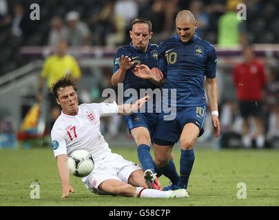Football - UEFA Euro 2012 - Groupe D - Angleterre / France - Donbass Arena.Karim Benzema (à droite) en France et Scott Parker en Angleterre se battent pour le ballon Banque D'Images