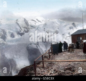 Nach dem anstrengenden Steigen ruhen wir zuerst etwas vor dem Wirtshaus betrachten und die Aussicht, hierauf eingehend die gerade von diesem Punkte ist phantastisch, da wir den höchsten Gipfeln unmittelbar gegenüberstehen. Der Bossons-Gletscher Eisnadeln Eistürmen mit seinem und scheint die Tiefe zu senkrecht dans fallen, ebenso der von ihm durch die Montagne de la côte getrennte. Taconnaz-Gletscher Aus der Vereinigung beider, la Jonction genannt, Felsgrat erhebt sich der der Grande Mulets mit dem kleinen, Wirtshause dans Montblanc-Besteigung dem man bei der gewöhnlich übernachtet. Wir können durch d Banque D'Images