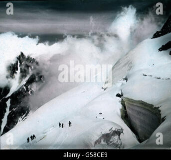 Auch wir wollen ihn benützen klettern und an der steilen dans Firnwand die Höhe und une Eisklüften gewaltigen vorbei. Die regelmäßigen Streifungen Bergschrunde, die bei dem dem dans Bilde deutlich sichtbar sind, weisen auf die Ablagerungen des Schnees zu verschiedenen Zeiten hin. Während nun auf den die Grands Mulets Aiguille du Midi weit über uns emporragte, sind wir bereits jetzt in einer Höhe angelangt, dass wir über sie können hinwegsehen. Bei einer kleinen Wendung nach links und treten ihre Zacken blendenden Schneefeldern Grille über den scharf hervor. Die Strahlen der Sonne treffen uns auch, être Banque D'Images