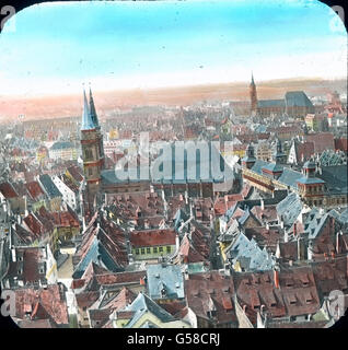 Blick von der Burg auf die Stadt Nürnberg. Nuremberg, Franconie, Bavière, histoire, historique, vue du château, Carl Simon, toboggan en verre coloré à la main Banque D'Images