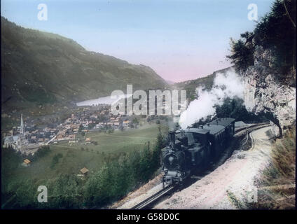 Nachdem wir noch das in der Nähe befindliche merkwürdige Naturdenkmal, den Gletschergarten, besucht, wir eilen mit der Berner Oberlande zu dem Brünigbahn. Führt Sie teilweise suis Alpnacher Seearm und am fusse des Pilatus bei Bern und wendet sich dann vorüber dans das Tal Sarner, das mit dem frischen Grün und den Matten der zahlreichen Obstbäumen, zwischen die en image lauschig mes meilleures Häuser liegen, einen Eindruck wohltuenden ungemein anheimelnden und hervorruft. Un Hauptorte von dem Obwald, Sarnen, mit stattlichen Coaching und bald darauf an dem gleichnamigen Voir vorüber er Banque D'Images