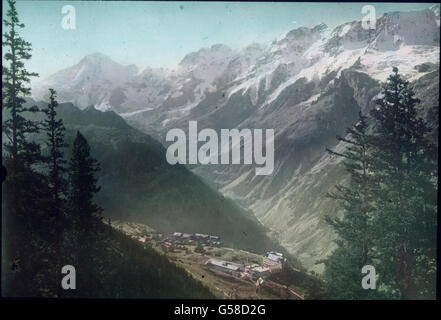 Nachdem wir die Drahtseilbahn verlassen, führt uns eine elektrische Bahn nach dem Dorfe, das jetzt mit seinen gewaltigen Hôtels besuchtetsten Kurhäusern und zu den Punkten des Oberlandes gehört, während noch in der Mitte des vorigen Jahrhunderts nur die braunen Häuschen der Hirten hier standen. Mögen wir im Sommer hier weilen oder im.Hiver, wo wir zwischen meterhohen Schneemauern hindurch se balader von heraufsteigen Lauterbrunnen müssen wir sind immer, überwältigt Großartigkeit Ausblicks von der des auf das Gebirgs- und Gletscherrund. Dans ununterbrochener Kette umgeben uns die Bergriesen. Über d Banque D'Images