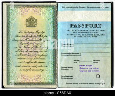 Ancien passeport britannique isolé sur fond blanc Banque D'Images