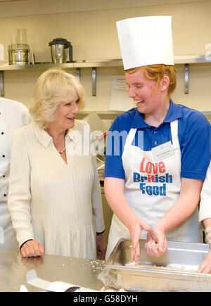 La duchesse de Cornouailles parle à Sequoia Trevochrow (r) un élève de l'école Cape Cornwall, dans les cuisines de Buckingham Palace, dans le centre de Londres. Banque D'Images