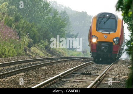 Un Pendolino Virgin capturé dans un cadre rural. Banque D'Images